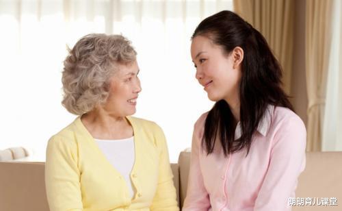 鲫鱼|70岁爷爷钓鱼弄湿裤子，92岁老母亲拿起棍子就打，网友：太羡慕