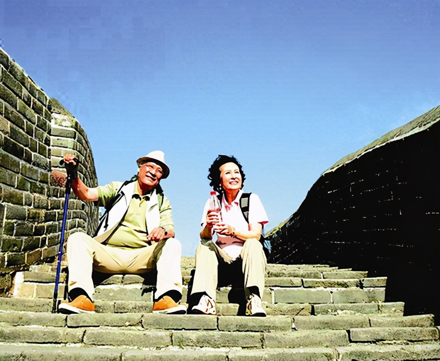 旅行团|年轻人讨厌的“跟团游”，为什么深受老年人喜欢？看完就明白了