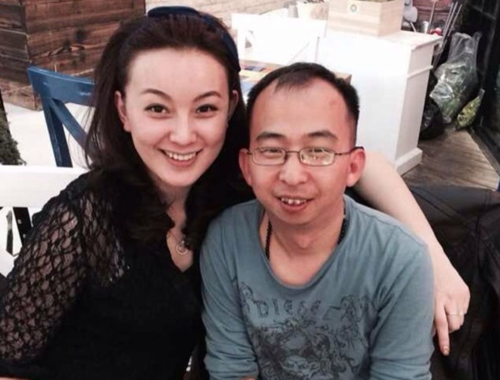 身高不到一米六, 比黄渤还要丑, 身价却高达10亿还娶了一个漂亮老婆