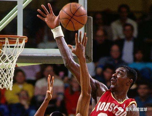 大卫·罗宾逊@为什么大卫·罗宾逊这样一个强力中锋，会被奥拉朱旺打得那么惨？