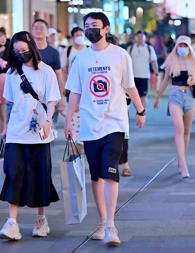 宋美娜|恋情实锤？王思聪夜店拥抱新欢宋美娜，全程独宠一人高调秀恩爱