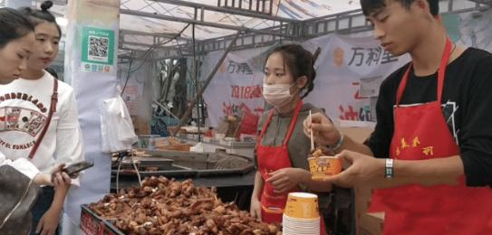 [笨蛋]年轻夫妻卖“暴利”小吃，10元一份，1小时抢光，邻摊：笨蛋才买