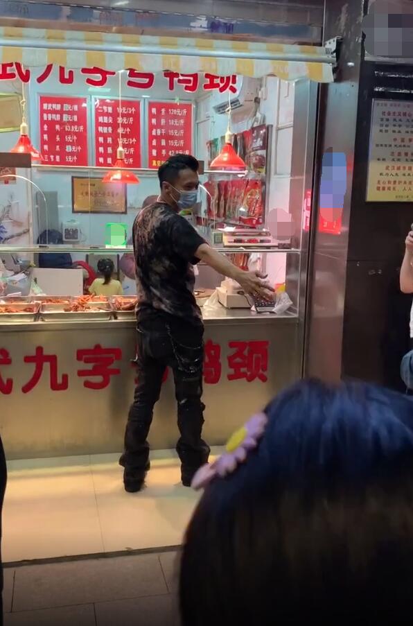 谢霆锋|谢霆锋现身武汉海选，路边买鸭脖让助理买单，热情为粉丝签名！