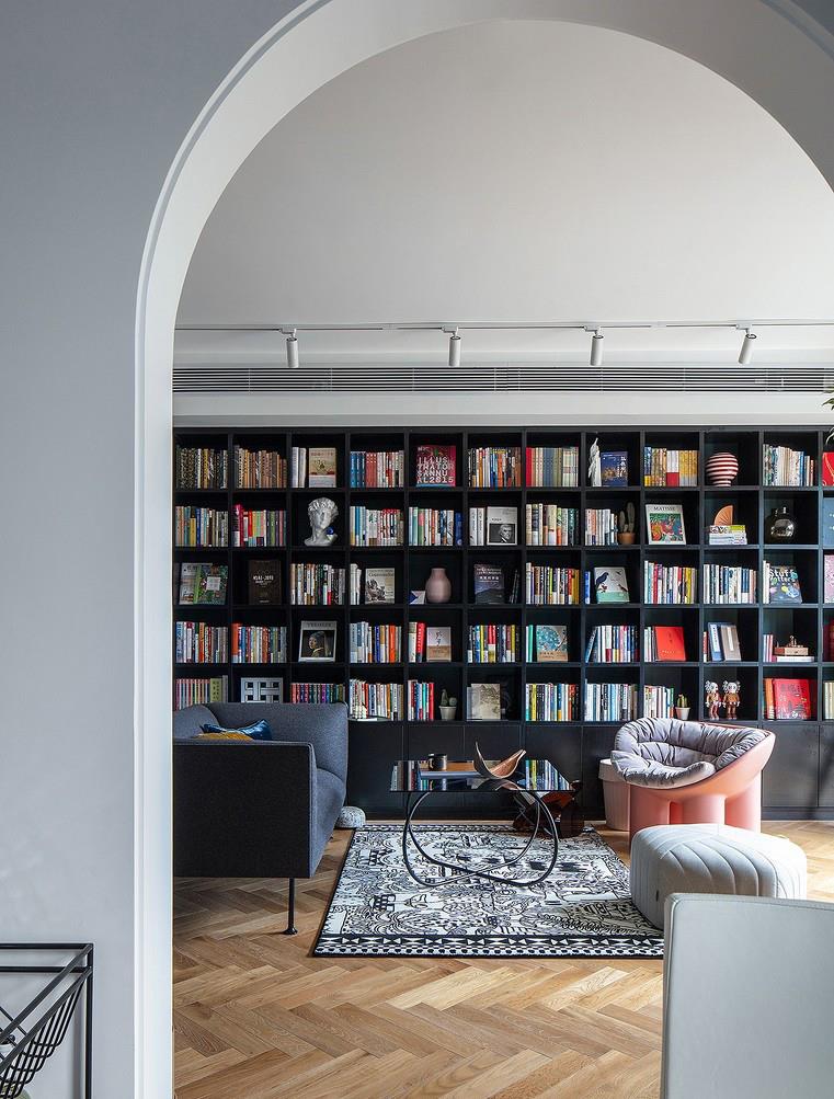 |她70㎡“去客厅化”之家,凭着书墙和庭院圈粉无数,网友:住不腻