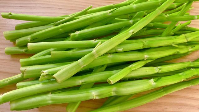 小米辣▲夏天多吃这道菜,防暑解热又排毒,2块钱能炒一大盘,很下饭!