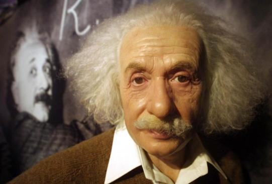 爱因斯坦|爱因斯坦离世的最后一句话，究竟是何含义？难道真有其他世界？