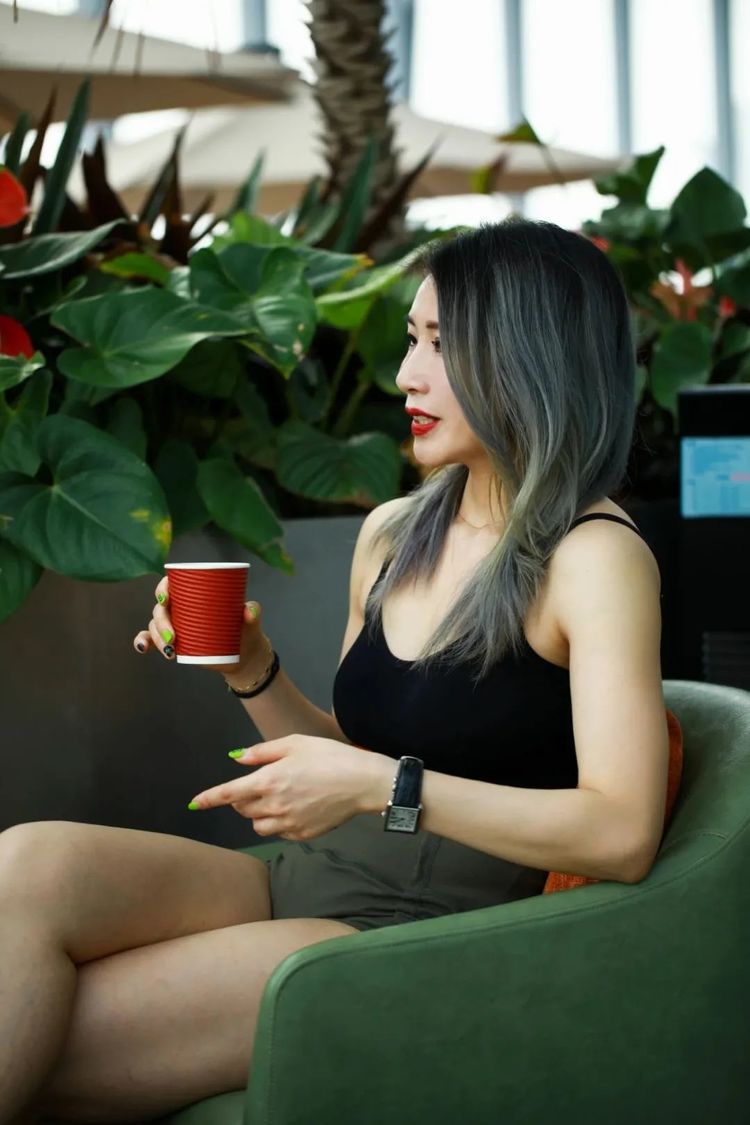 健身：独自绽放的“健身房一姐”：世界越不安，越是要健身！