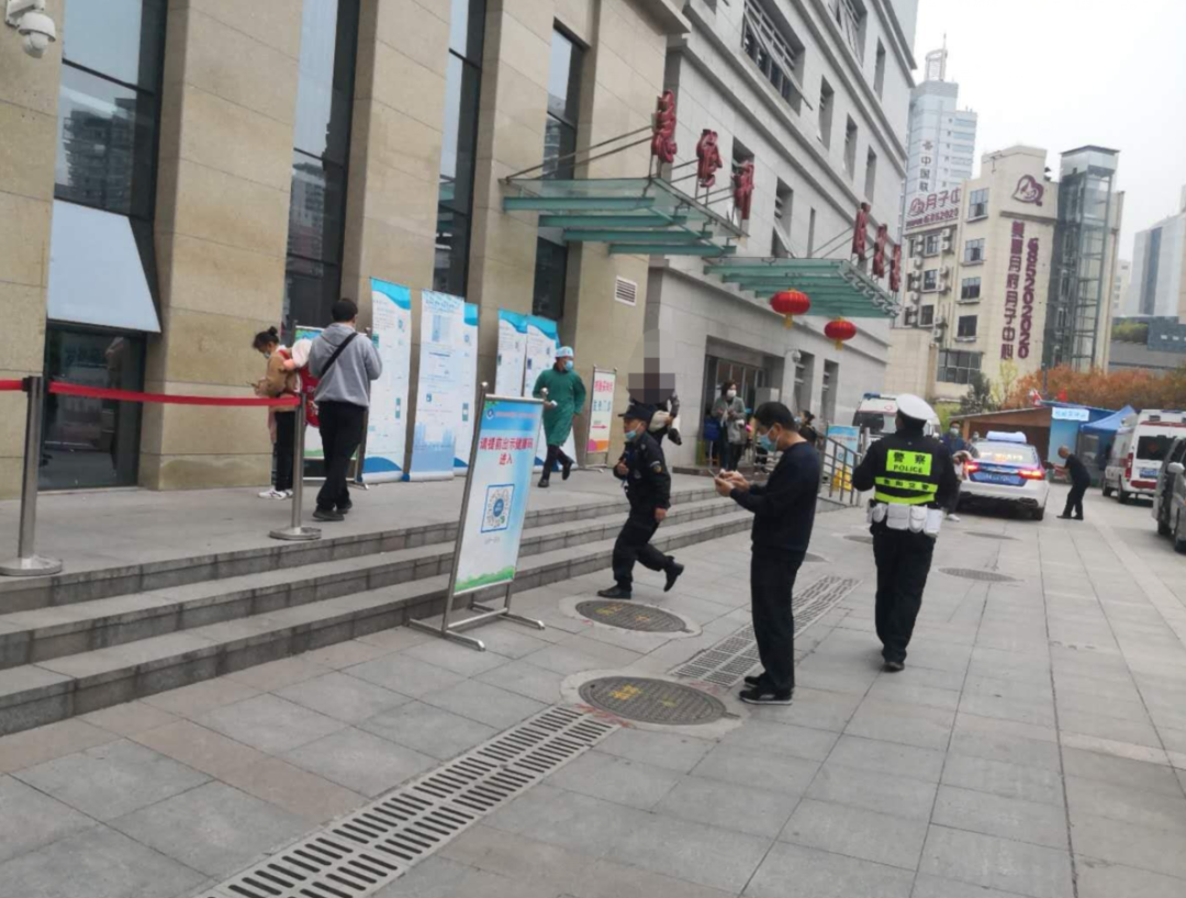 贵阳交通广播|10岁孩童上学途中突然昏倒抽搐!警民联合4分钟冲出早高峰