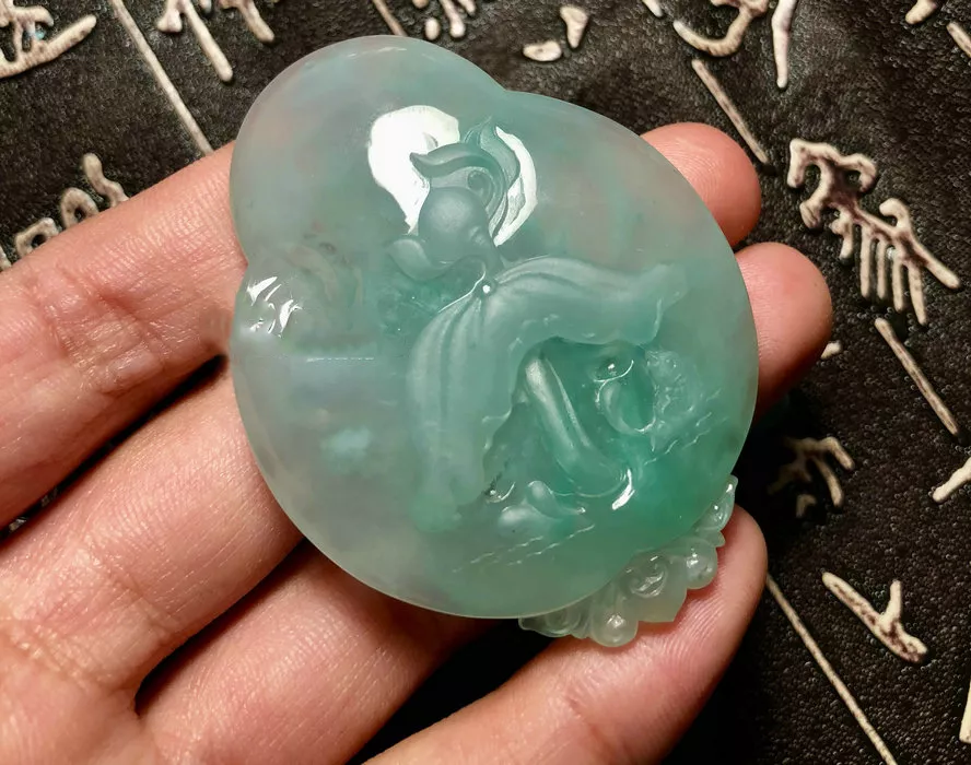 翡翠▲高端订制翡翠明料，经过玉雕大师之手后惊人蜕变，美到令人心醉！