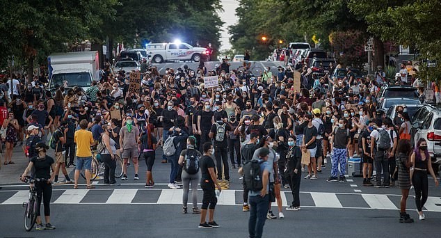 美國示威活動變味？抗議者威脅路人表態，黑人隨意命令白人下跪-圖3
