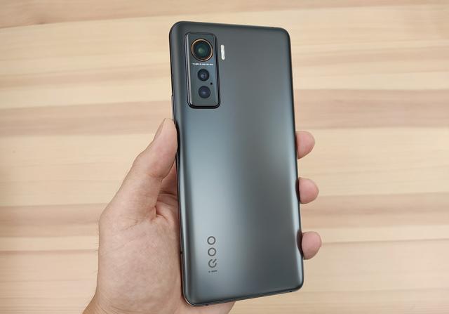 小米科技|IQOO5 对比小米10，差价200元，到底谁在被吊打？