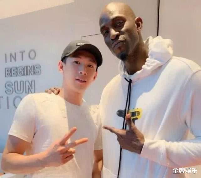 关晓彤@前网红一哥天佑正式复出,以不露脸的方式直播三小时