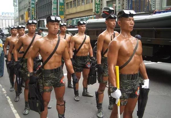 军人|各国军人肌肉大PK，美军线条粗犷，我军结实强壮，你喜欢哪款？