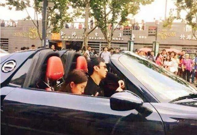 奔驰|王健林的这辆车火了，开26年都不舍得换，如今车牌比车还贵