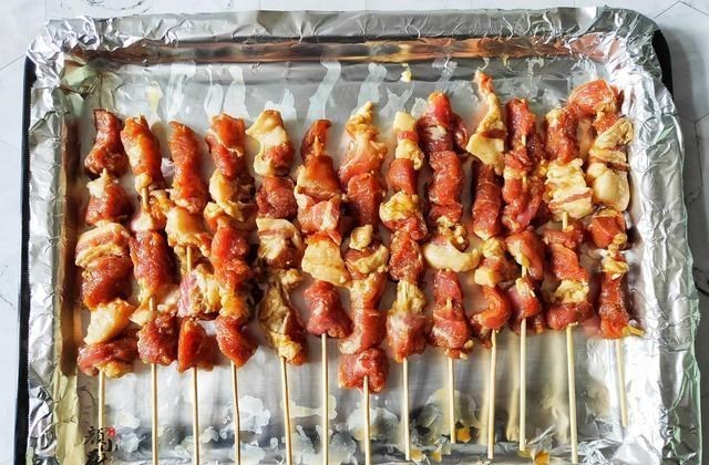 「猪肉」猪肉不要炒着吃了，换个新吃法，外焦里嫩，一次2斤不够吃，香！