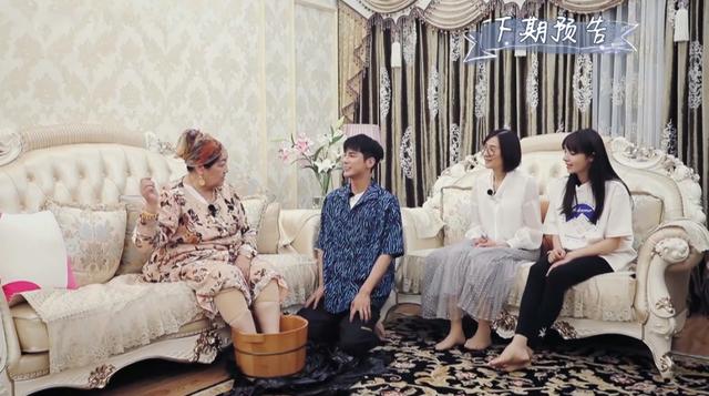 姜潮：姜潮见丈母娘如翻版陈若仪，战战兢兢态度卑微，疑跪着给岳母洗脚