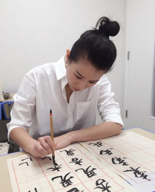 胡杏儿|走进胡杏儿结婚后的家,香港房子都太小了,客厅要跟厨房挤在一起