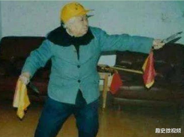 ##她是武当派传人，后成红军总教头，双枪让敌人胆寒，活到103岁