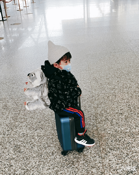 麥迪娜帶兒子現身機場，一歲半丹尼爾自己背書包拉行李，又酷又萌-圖3