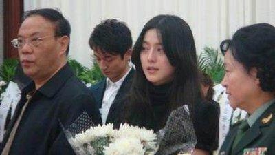 范冰冰|2008年谢晋的葬礼上，刘晓庆怒吼范冰冰失控赵薇大哭，到底为何？