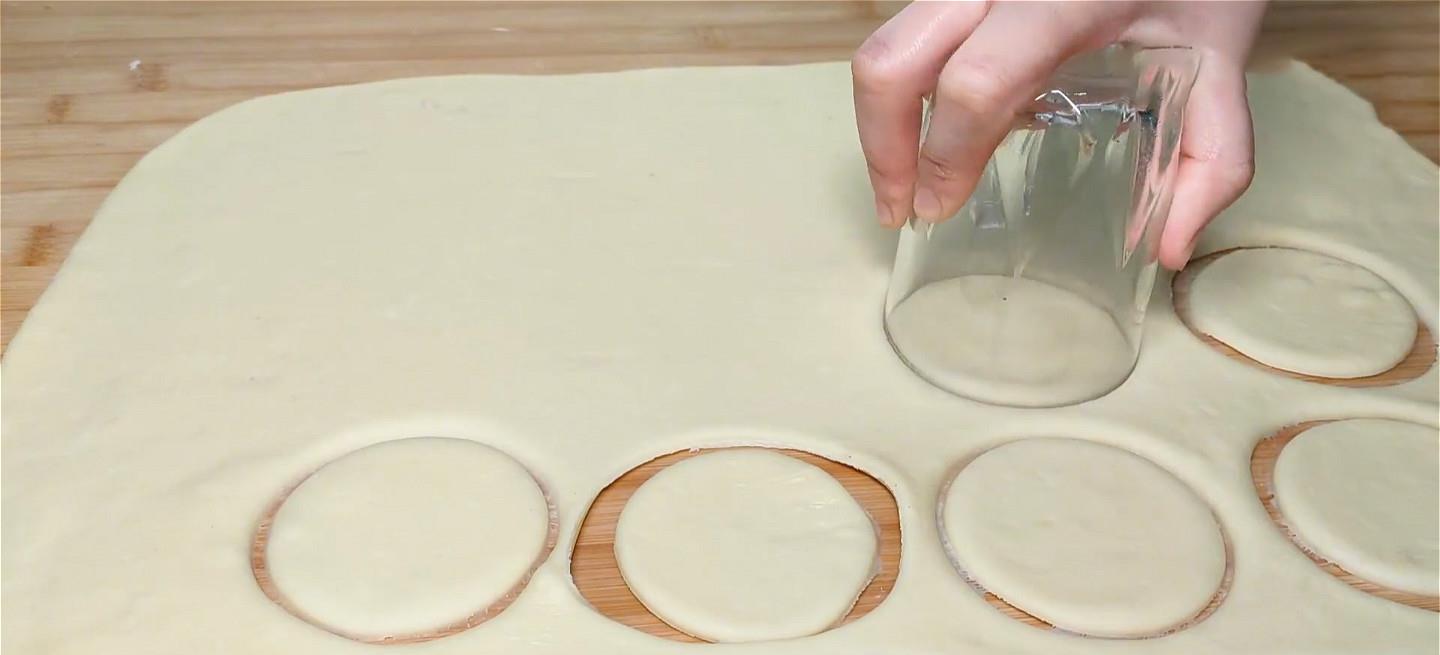 「油饼」面粉很神奇的做法,杯子一按放锅里,个个空心鼓大泡,简单的美味