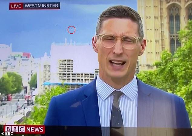 [UFO]BBC记者现场直播，背后竟惊现2个神秘白色光点，疑是UFO