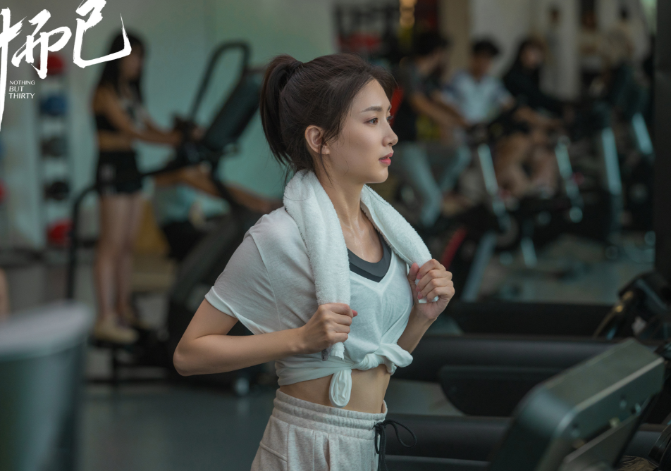 三十而已|《三十而已》：一部中年妇女的毒鸡汤，为何如此被吹捧？