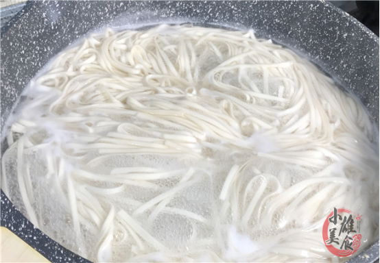 蛋挞@吃韭菜时，切记不要直接用清水洗，等于吃农药，教你这样做，真香