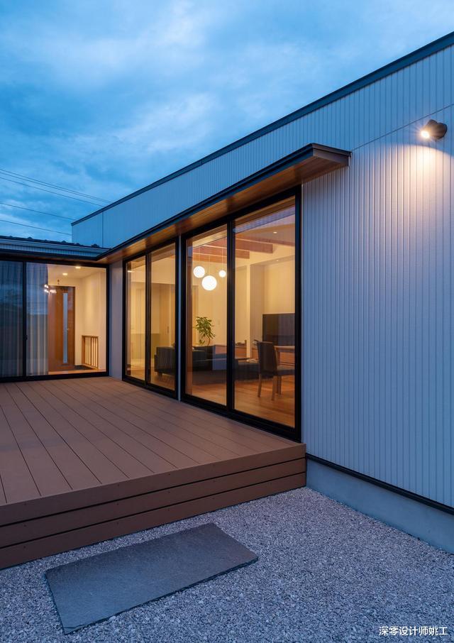 |在日本有独栋住宅,真不容易!他家电视墙一分为3,打上整排矮柜