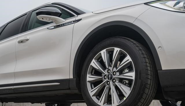 宝马5系|豪车中的“实力王”,只喝92号油,高速220码不飘,噪音接近零