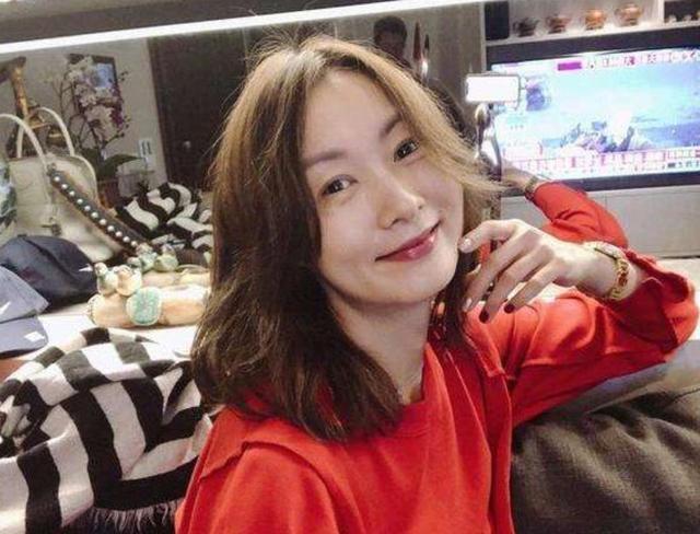 赵薇|当年走红时“瞧”不起赵薇，曾被男友抛弃患抑郁，如今49岁成这样