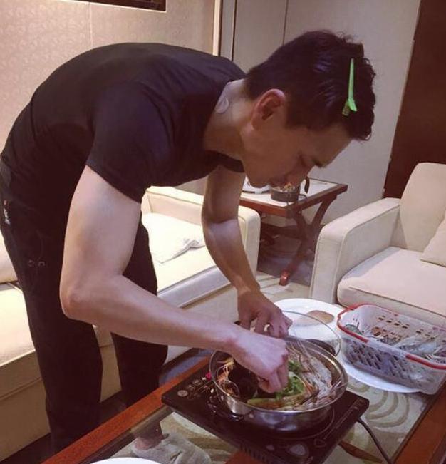 「黄宗泽」晒晒黄宗泽现实中的家,家具都不敢买大件的,香港的房子也太小了