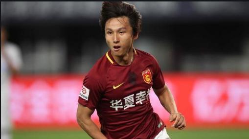 国足|新国足27人名单浮现：7大悍将落选，两神锋驰援，中场一人成亮点