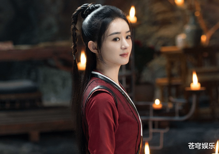 #杀青#别人拍杀青照都捧着花，只有赵丽颖独一无二，谁留意她手上拿啥？