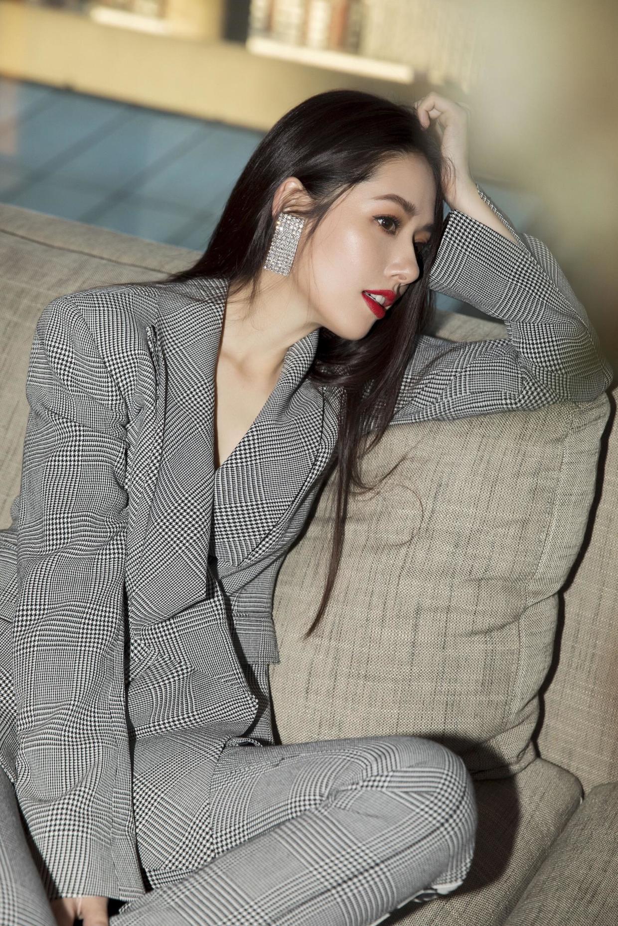 『郭碧婷』郭碧婷难怪能嫁进豪门，穿印花连衣裙配低马尾，就美成这样了？