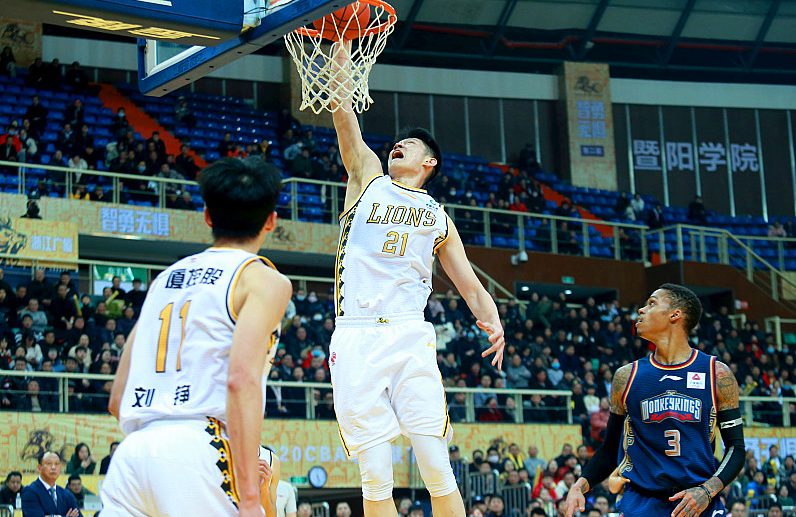 「胡金秋」易建联接班候选人出院，实力已接近阿联，是周琦最强竞争者