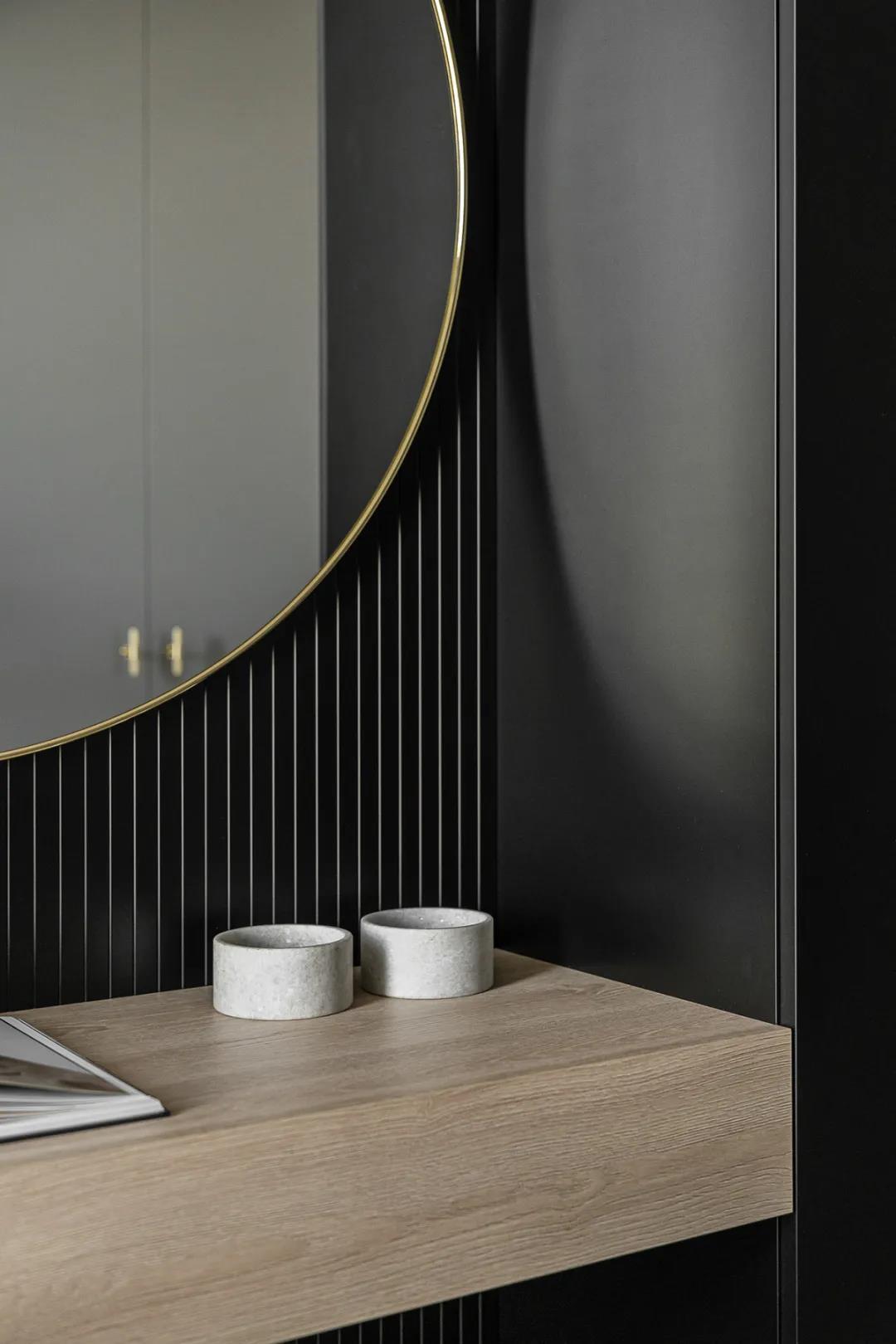 []用高级灰+原木风装修115平的家，有腔调！