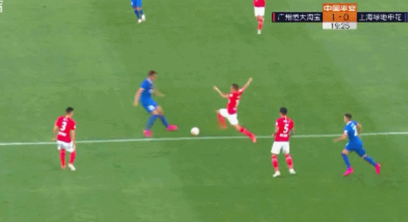 郑爽|郑智登场后，保利尼奥立马交出队长袖标，两队6张黄牌看出很火爆