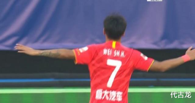 上海申花|1V1攻防大战,前国脚被韦世豪过成木桩,申花新援实力水分大