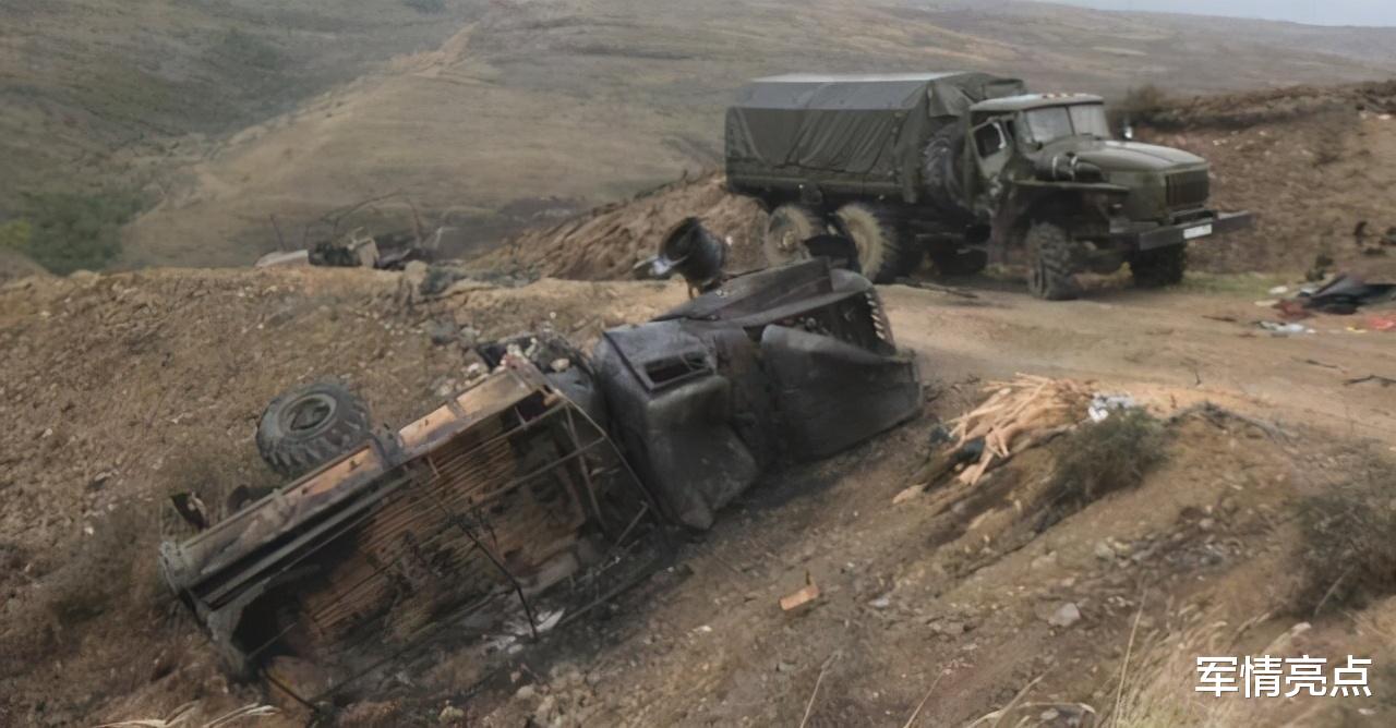 阿塞拜疆連遭伏擊死傷慘重，挖掘機挖出深坑，卡車滿載遺骸掩埋！-圖4
