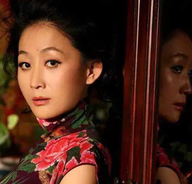 翡翠|她是一代影后，风华绝代却至今未嫁，与3亿翡翠相伴一生