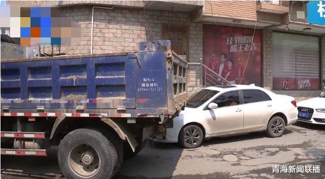 「环保」男子将车停在路口充电，第二天出去一看欲哭无泪，车窗被扔满垃圾