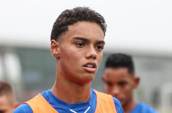 罗纳尔迪尼奥▲罗纳尔迪尼奥儿子在大罗母队一年，青训总监称“将来不亚于父亲”