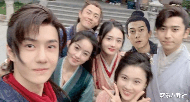 【赵丽颖】《有翡》杀青大合影曝光，女主赵丽颖却不是C位，看清是谁：实至名归