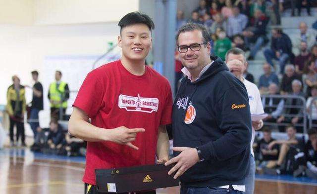 余嘉豪@中国男篮八大希望之星!李弘权闪耀加拿大,余嘉堪称布朗尼的大腿