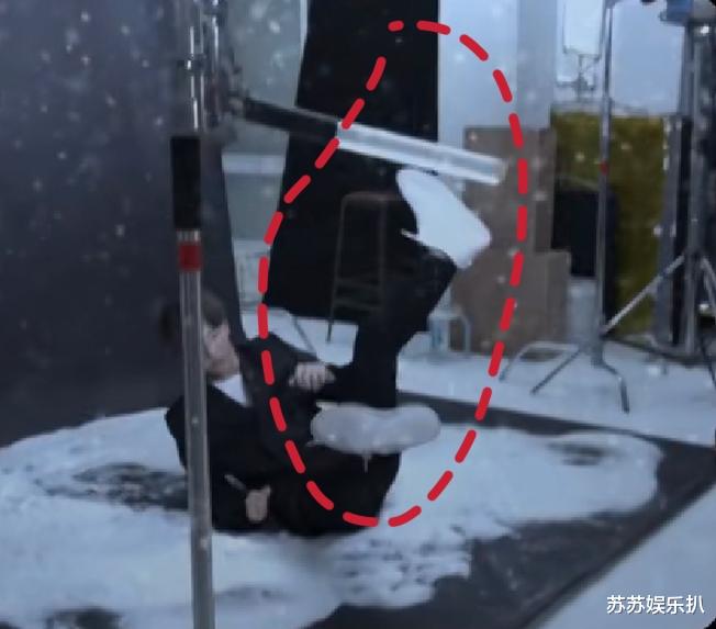 王一博@王一博拍广告“摔倒”,把道具当吃的,被爆料现场太幼稚