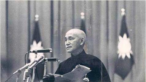 蒋介石|蒋介石败逃台湾时，宁愿不要宝物也要带走这3人，他们是谁？