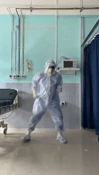印度醫生穿防護服跳舞鼓勵患者 網友：入錯行-圖2