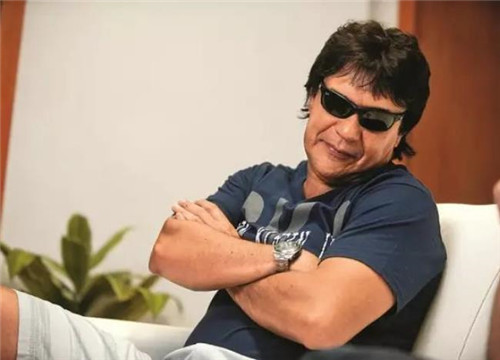 卡洛斯|此人被称为“球王”,实际上不会踢球,却与20支球队签约混了26年