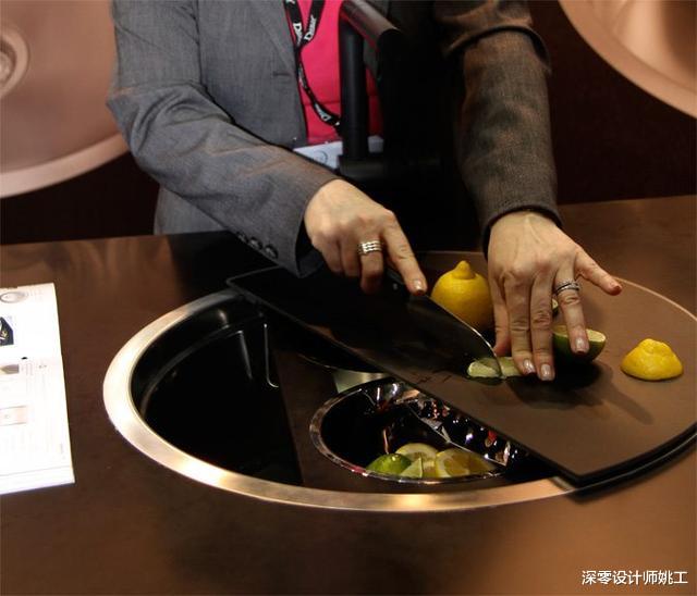 []这样的水槽才叫人性化，自带4种功能，洗碗、切菜、置物还分区